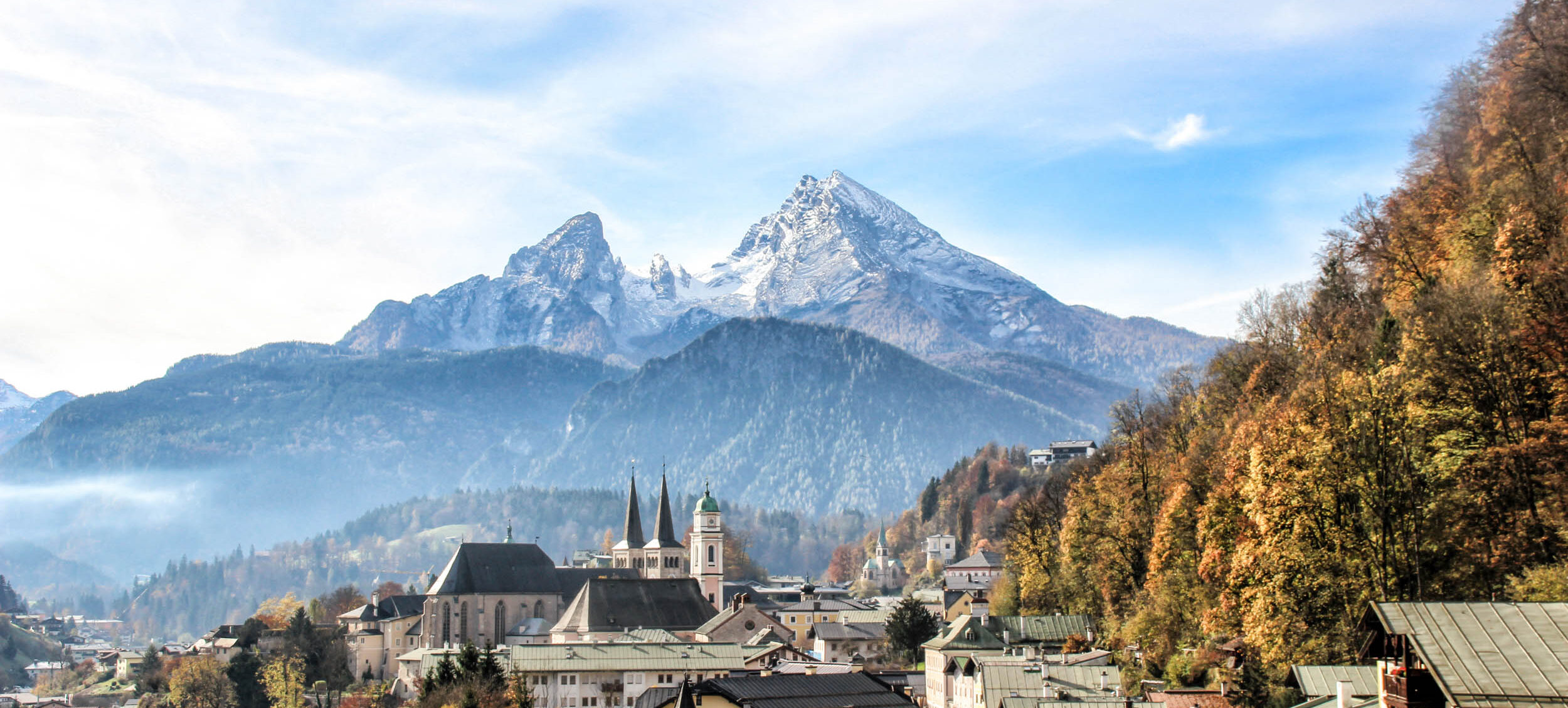 Blick von der Locksteinstraße über das Nonntal und den Markt Berchtesgaden mit seinen markanten Kirchtürmen der Stiftskirche und Pfaarkirche zum Watzmann