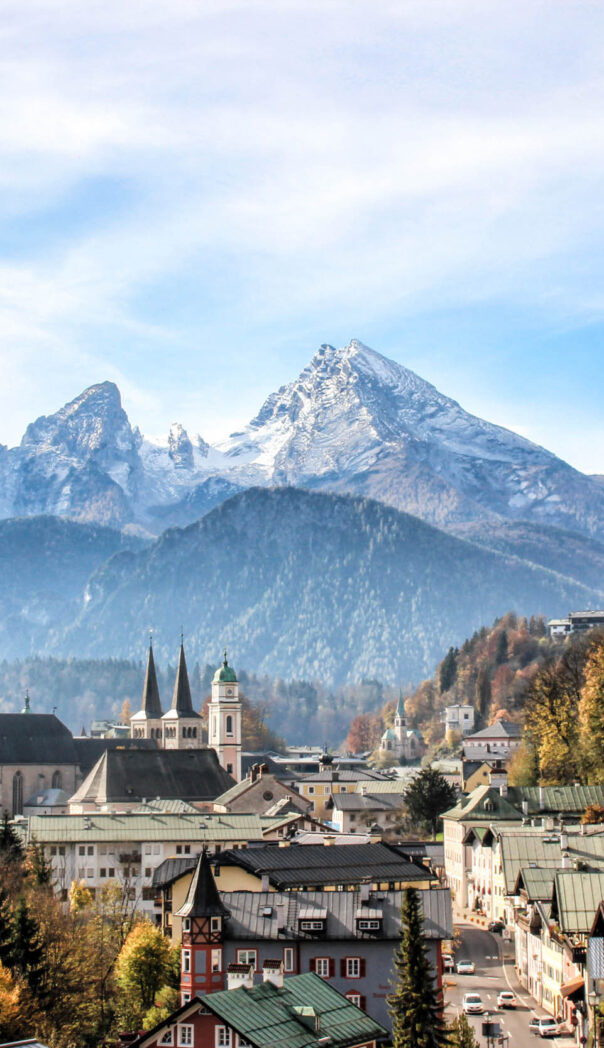 Blick von der Locksteinstraße über das Nonntal und den Markt Berchtesgaden mit seinen markanten Kirchtürmen der Stiftskirche und Pfaarkirche zum Watzmann