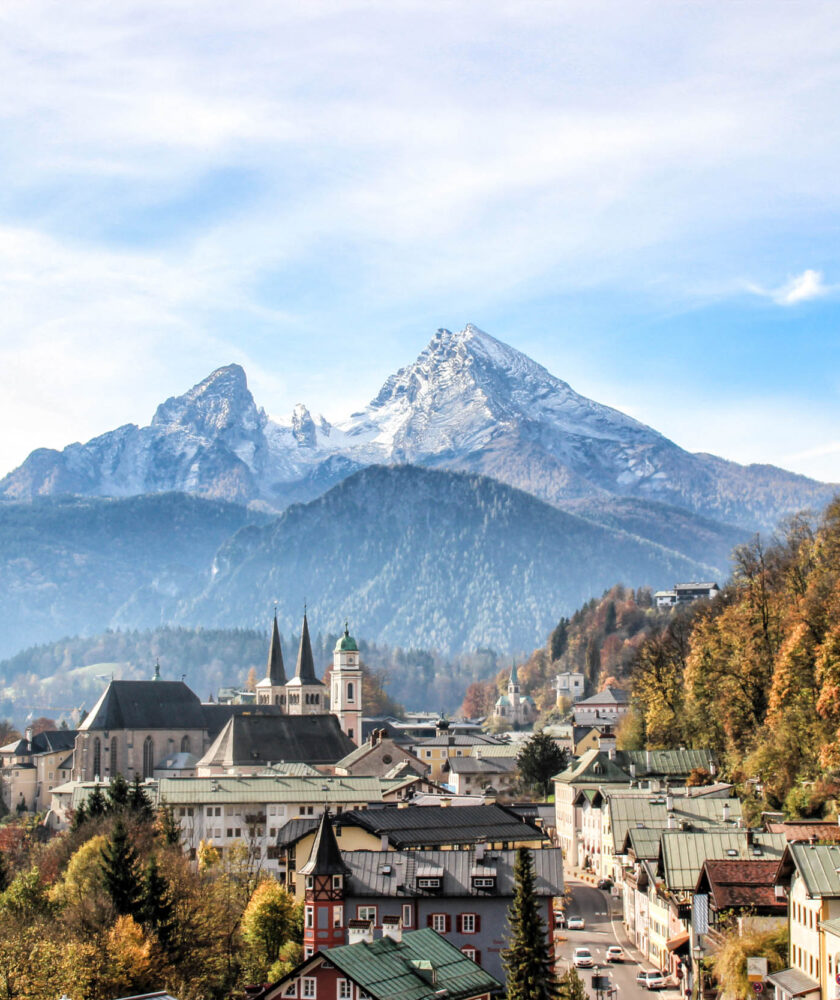 Blick von der Locksteinstraße über das Nonntal und den Markt Berchtesgaden mit seinen markanten Kirchtürmen der Stiftskirche und Pfaarkirche zum Watzmann