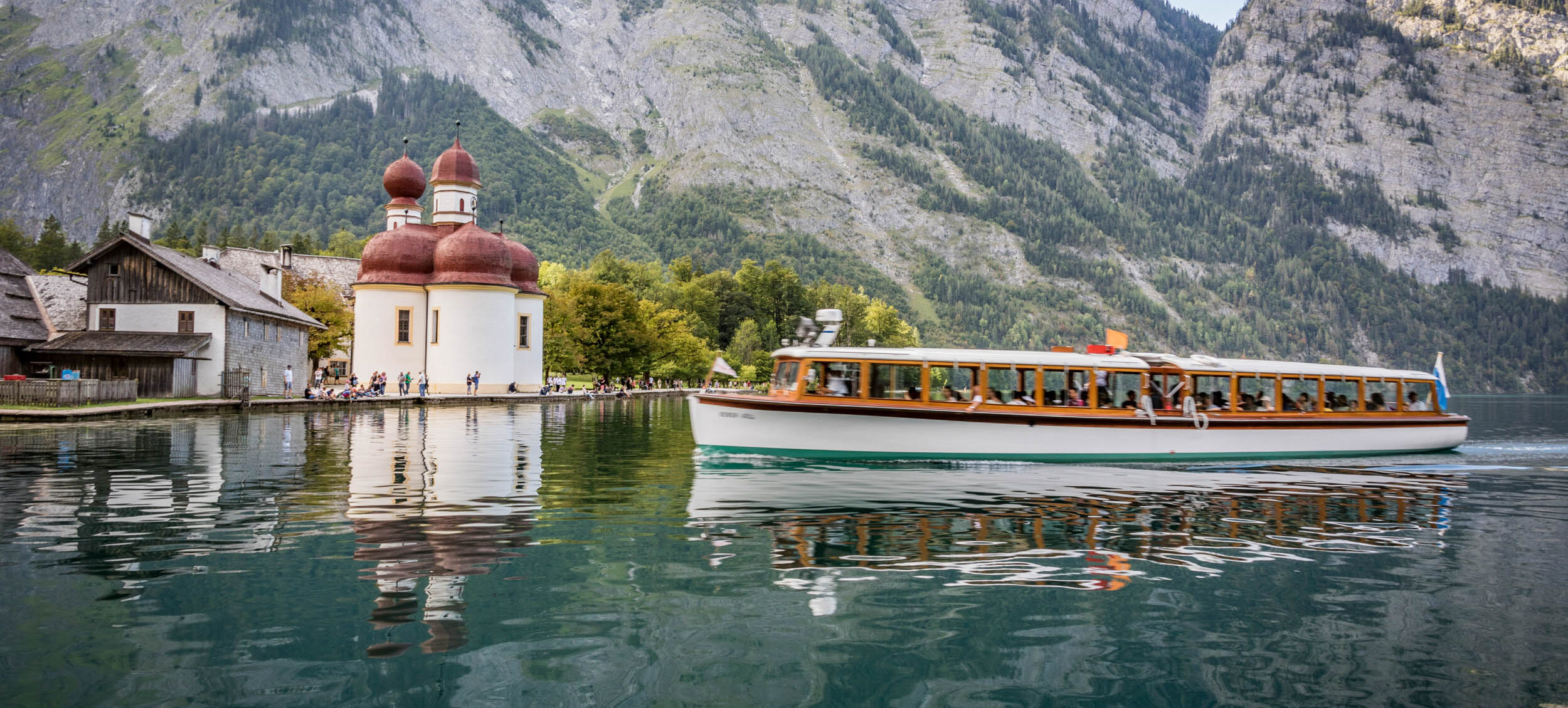 Ein Elektro Boot der Königssee Schiffahrt vor Bartholomä