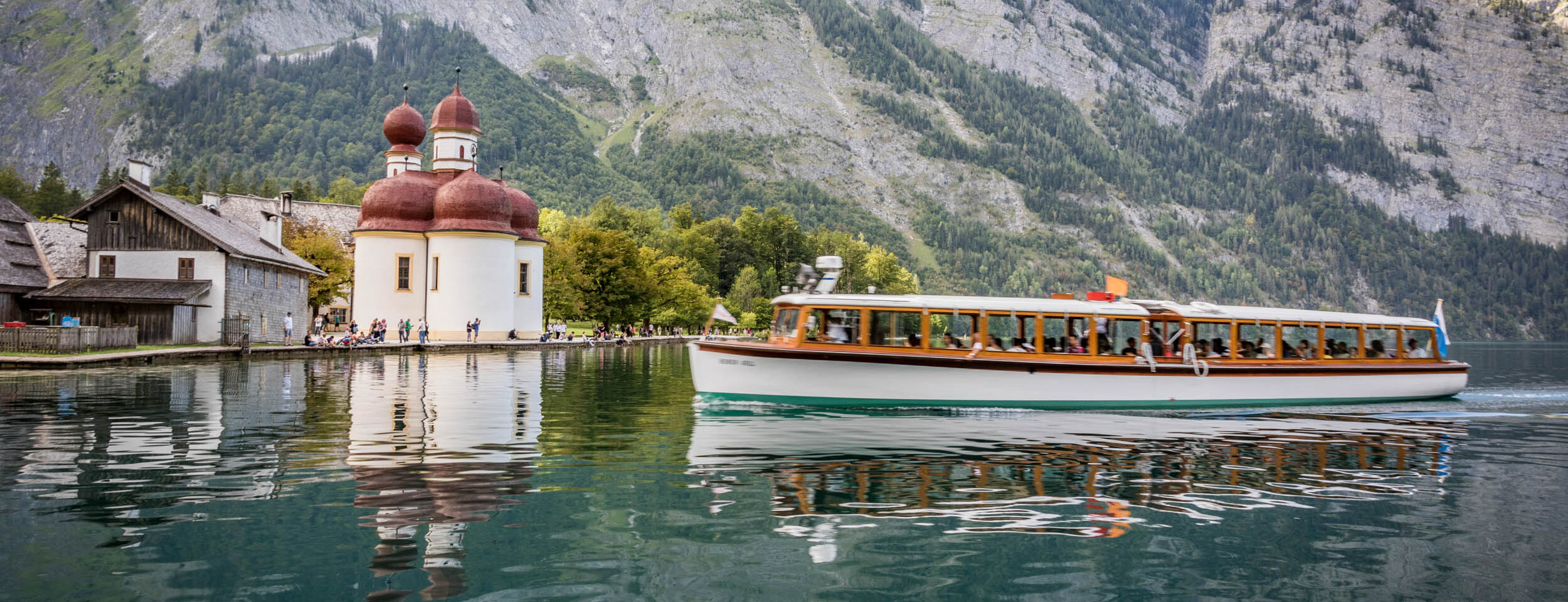 Ein Elektro Boot der Königssee Schiffahrt vor Bartholomä