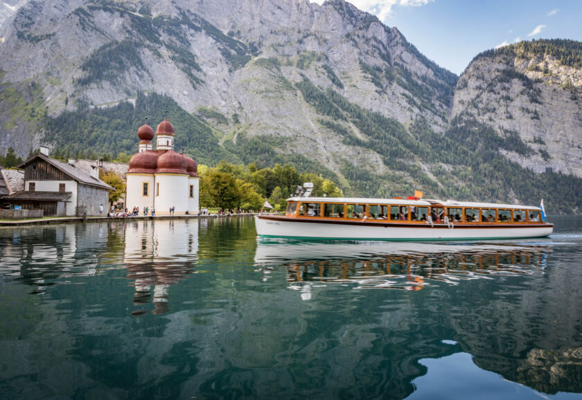 Ein Elektro Boot der Königssee Schiffahrt vor Bartholomä
