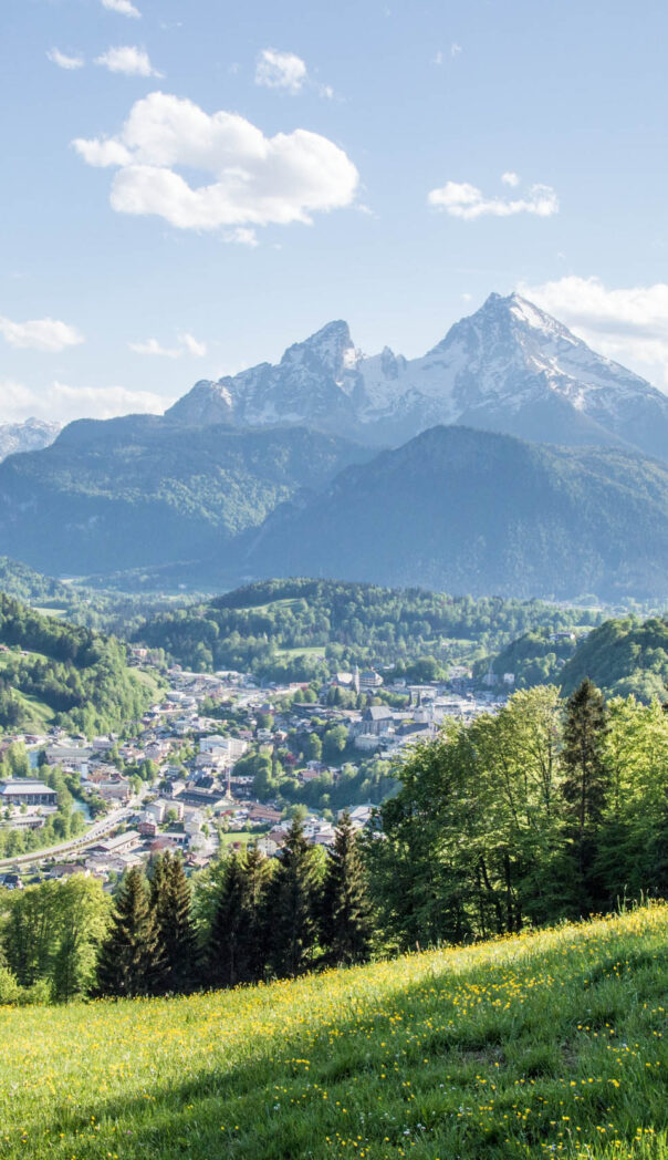 Ausblick vom Hausknechtlehen über den Markt Berchtesgaden zum Watzmann im Frühling