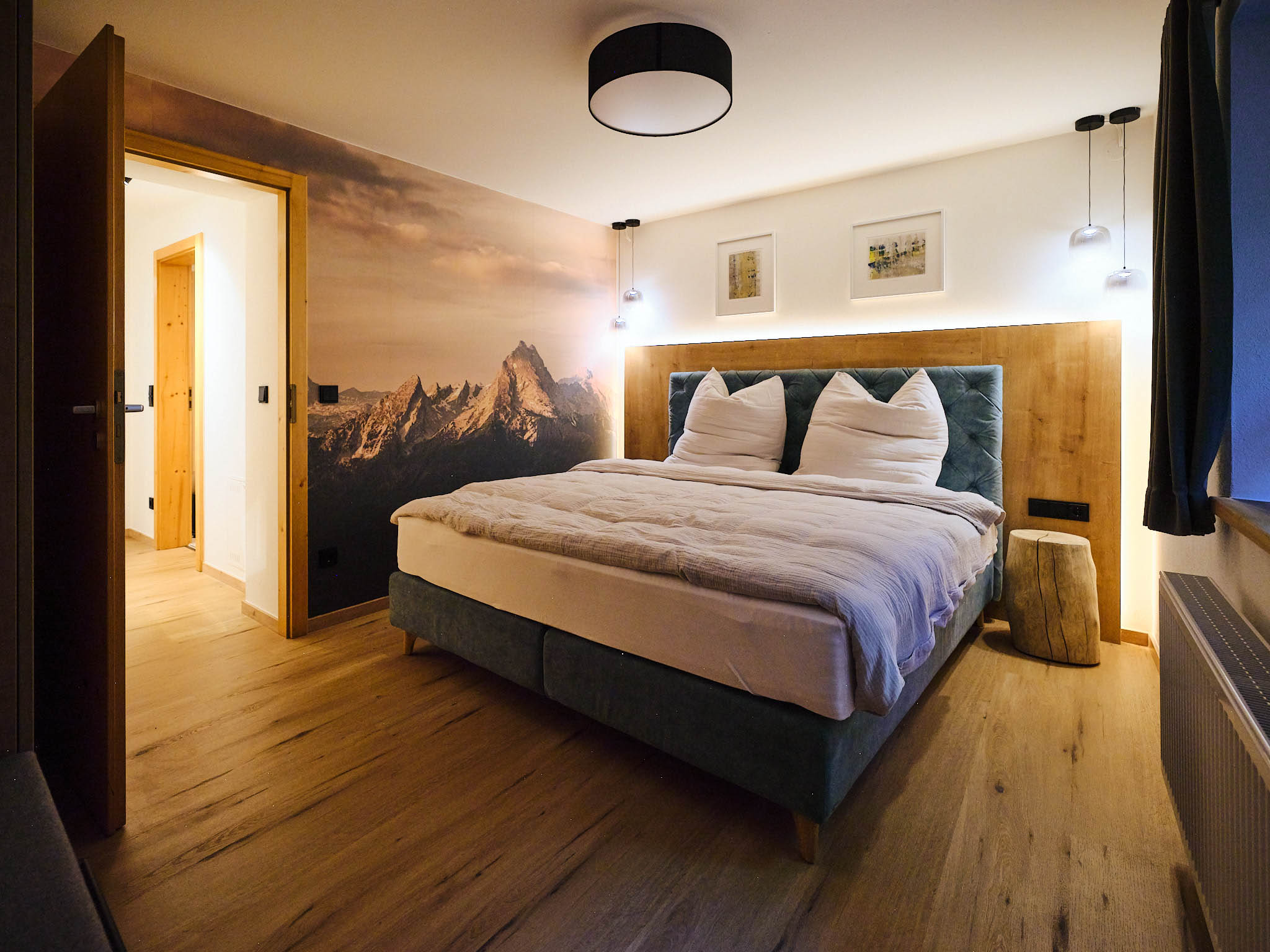 Das Schlafzimmer mit Bett, Polstern und kuscheligen Decken