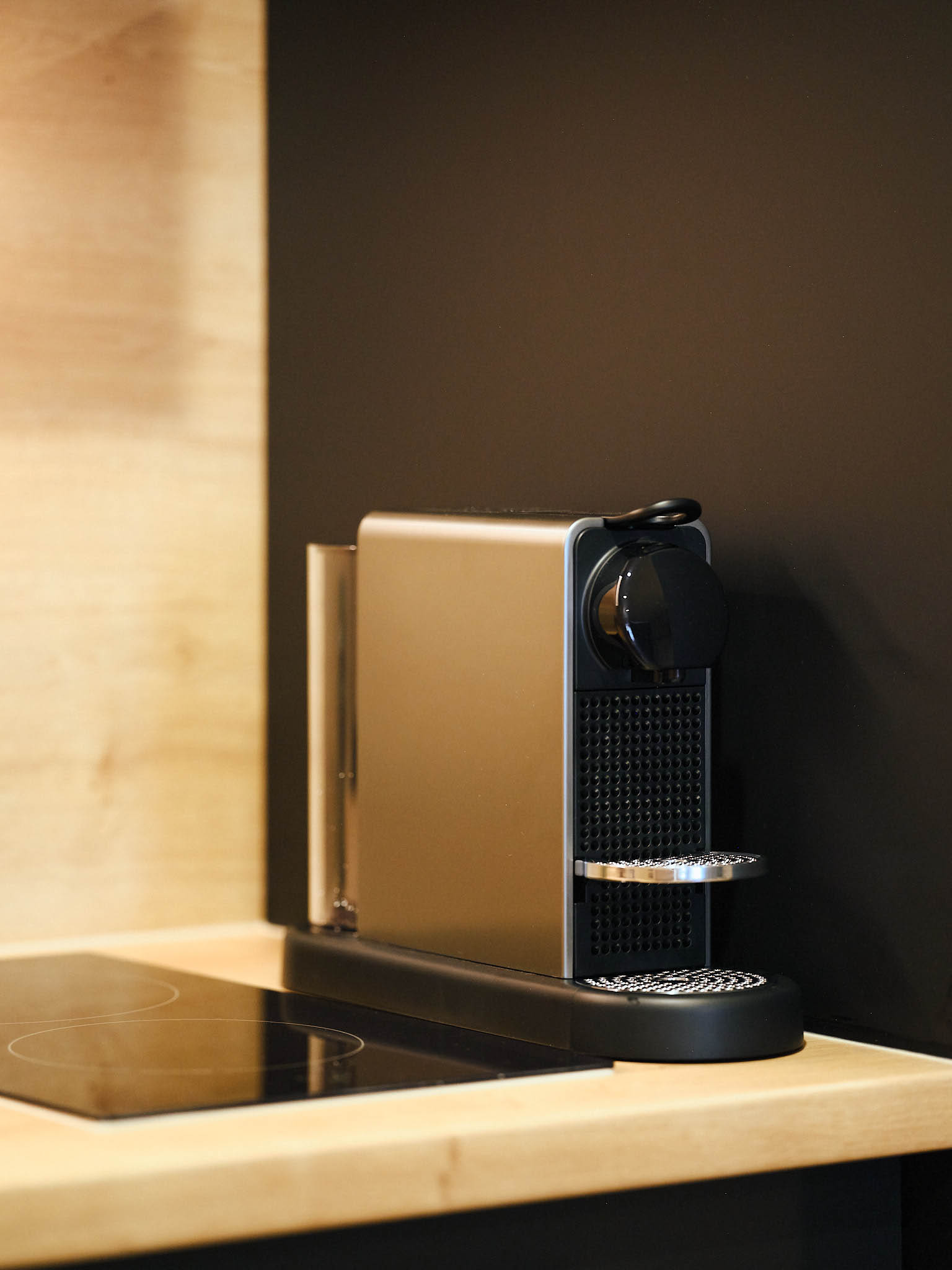 Nespressomaschine in Silber im Neumeier Apartment