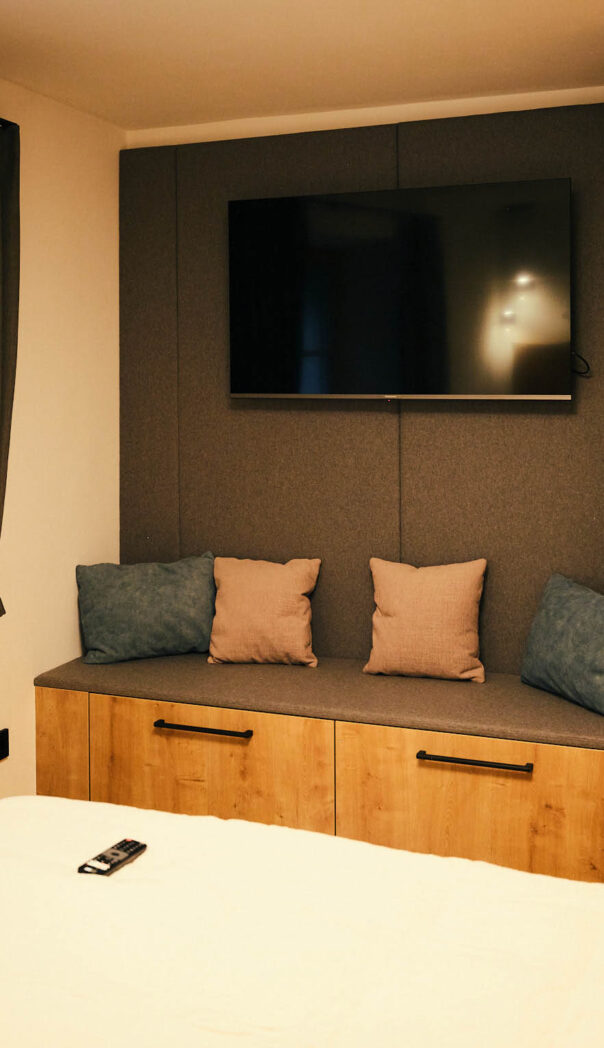 Blick auf die Schränke und den Fernseher im Schlafzimmer des Neumeier Apartments
